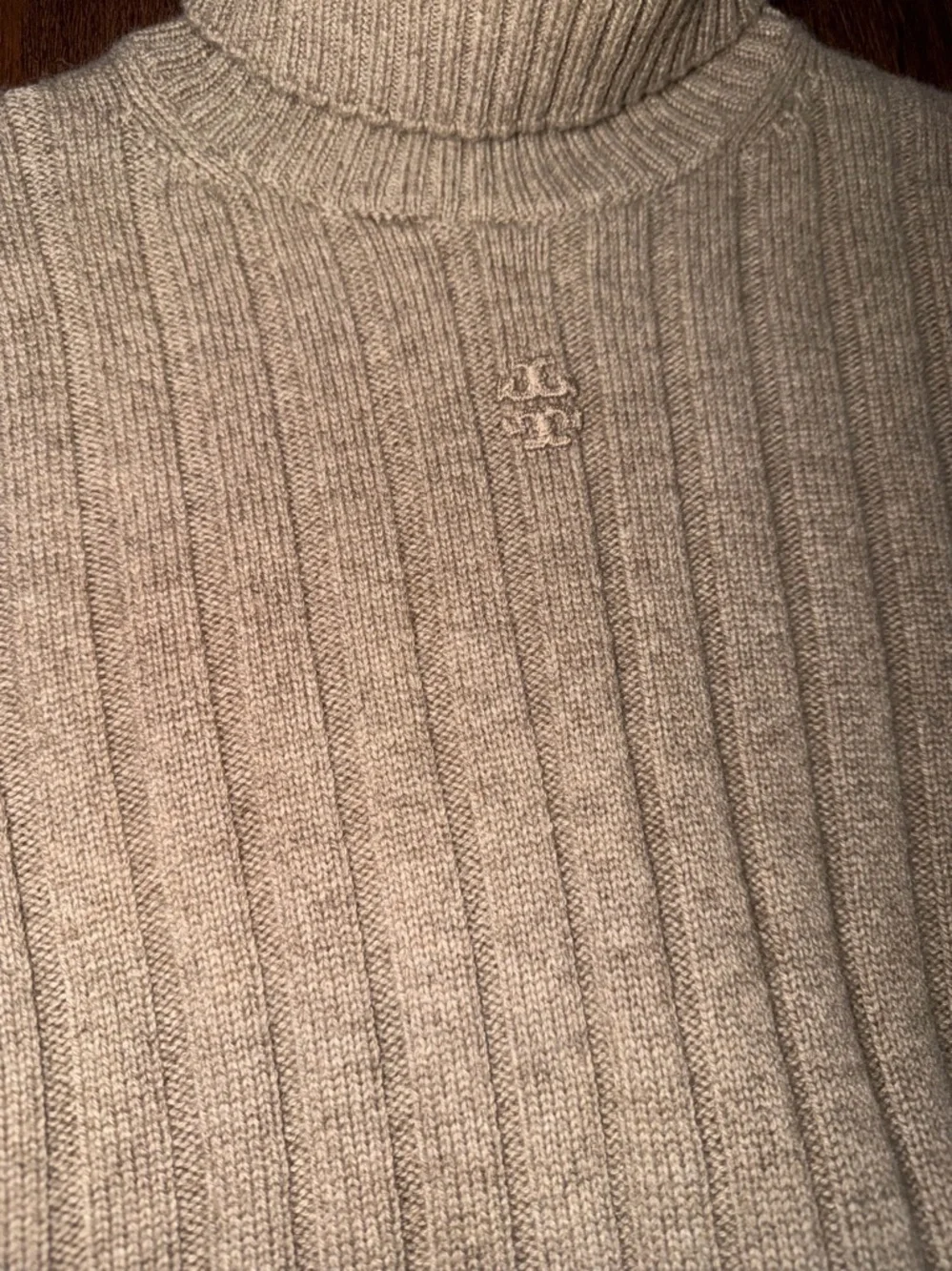 Rare center logo Tory Burch cashmere turtleneck knit $1200 M designer spring